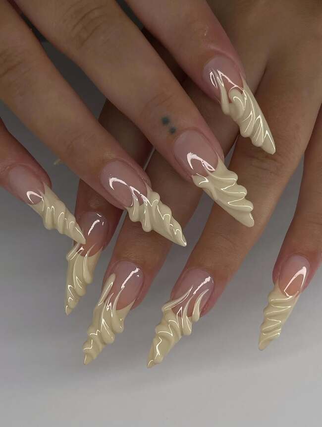 3D manicure z objętościowym designem w stylu kremowych zawijasów