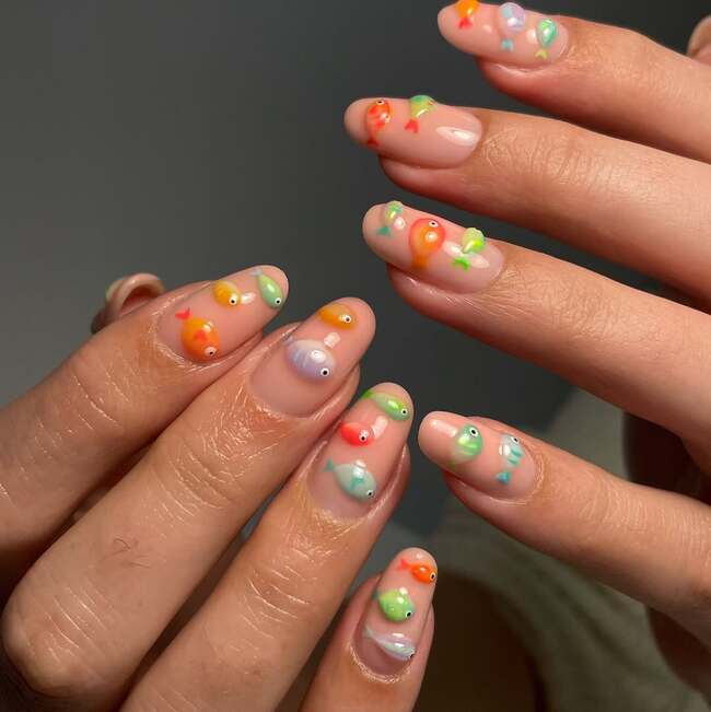 3D manicure z kolorowymi rybkami