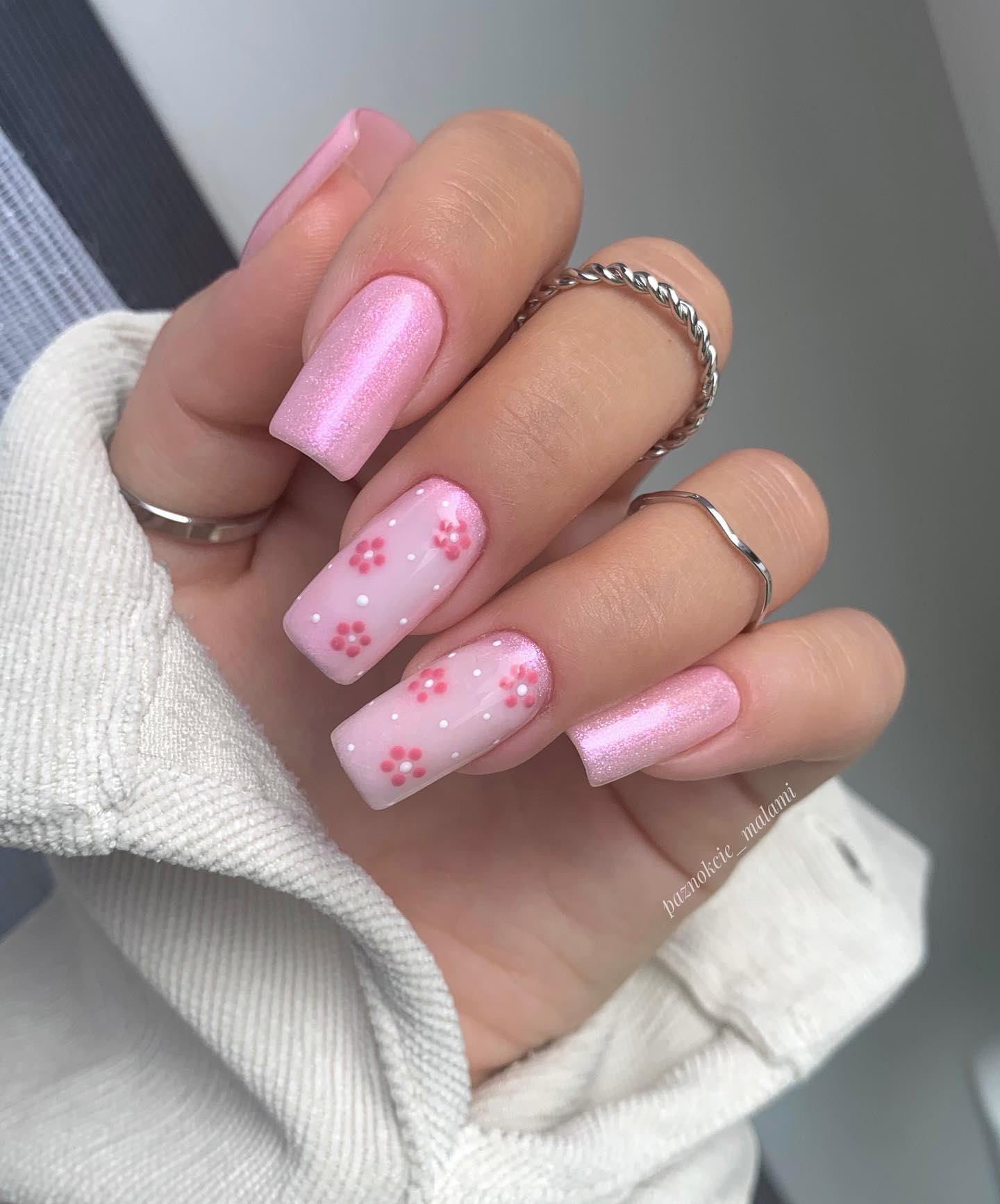 Różowe wiosenne paznokcie