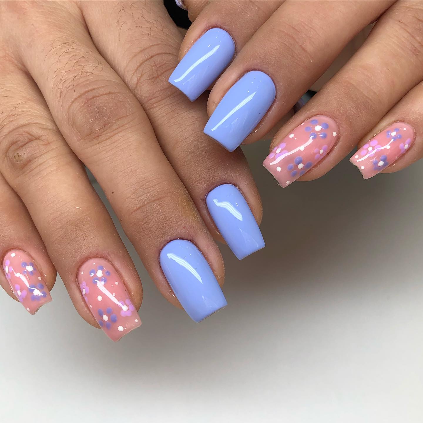 Wiosenne różowo-niebieskie paznokcie
