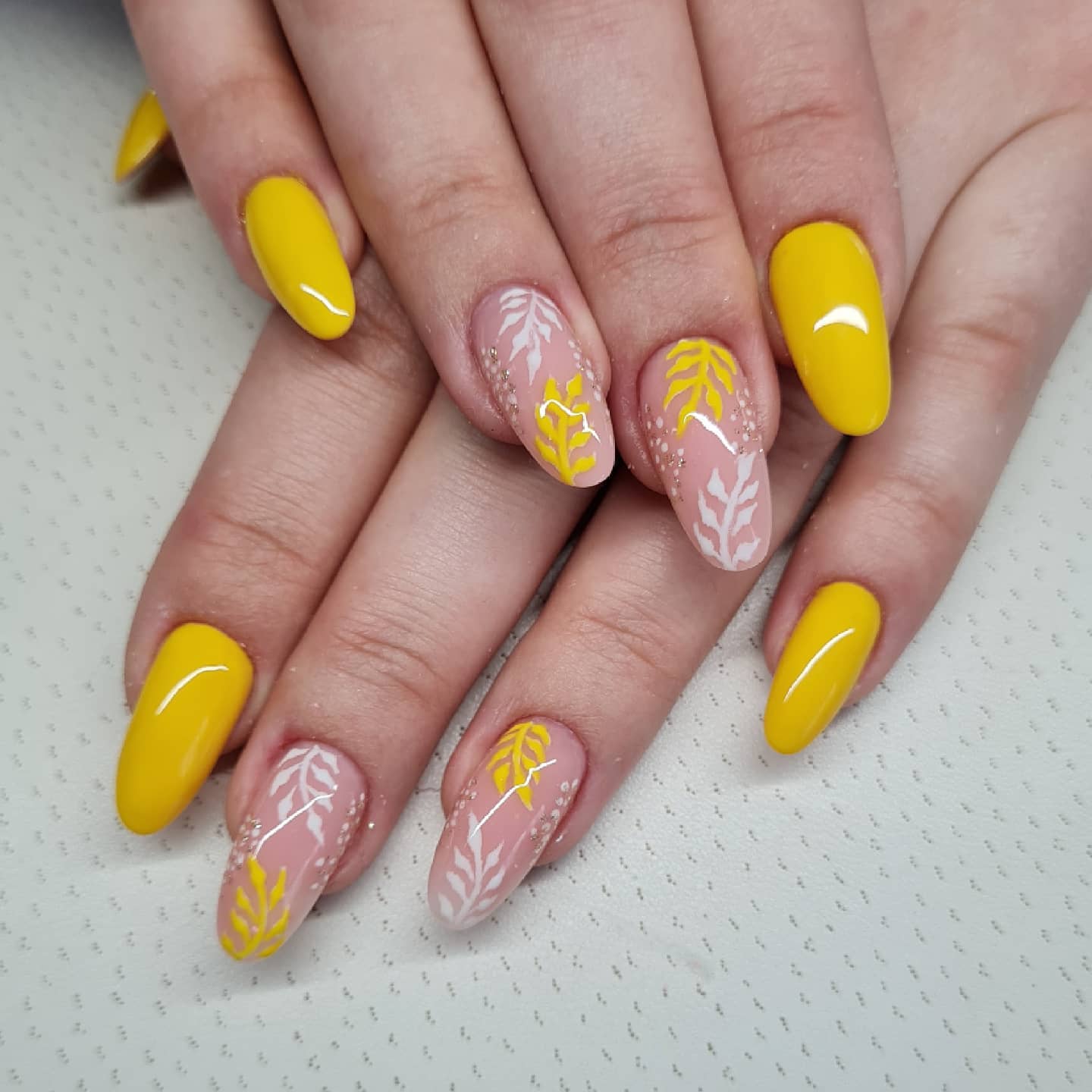 Весенние желтые ногти