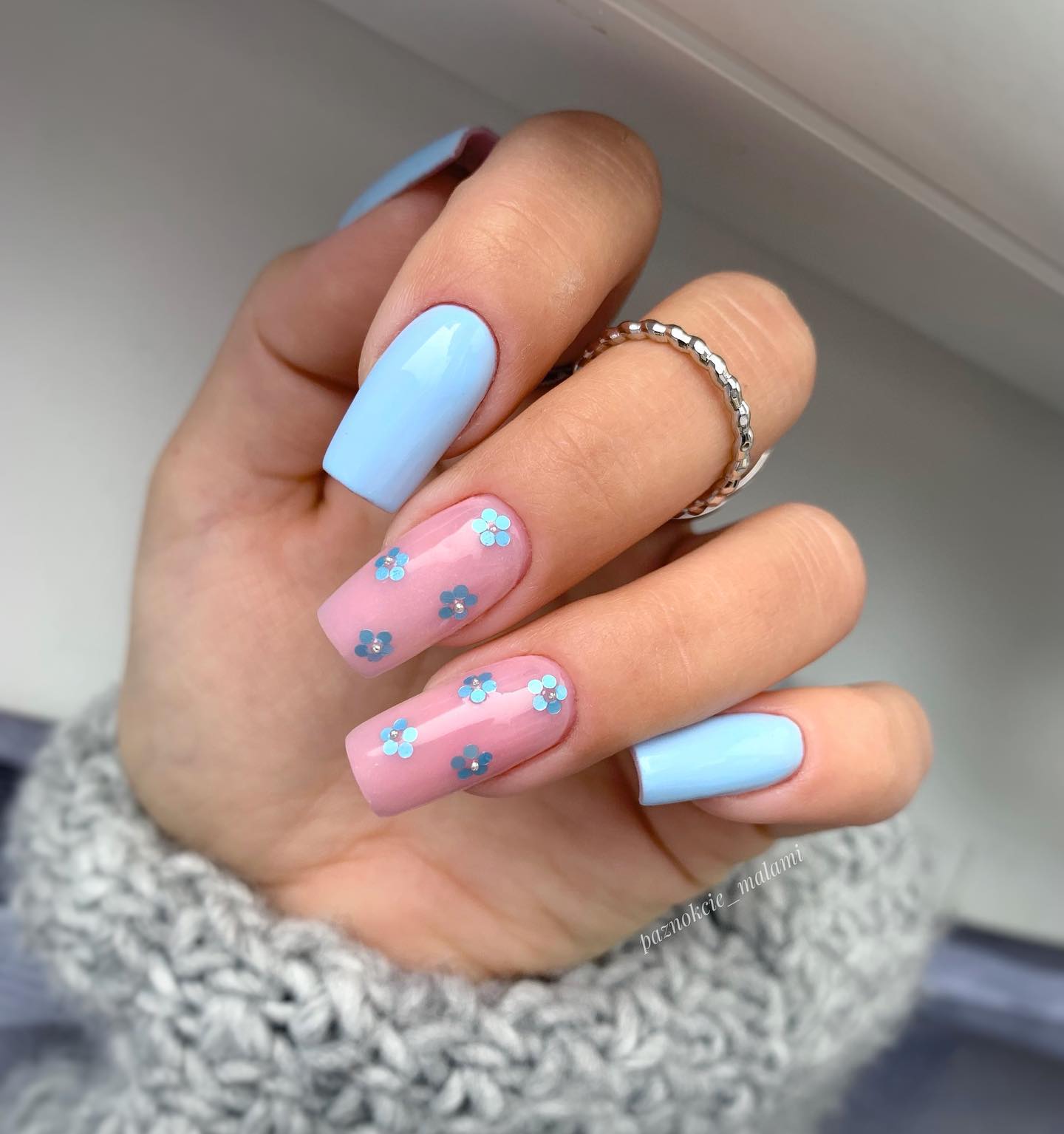 Голубые весенние ногти