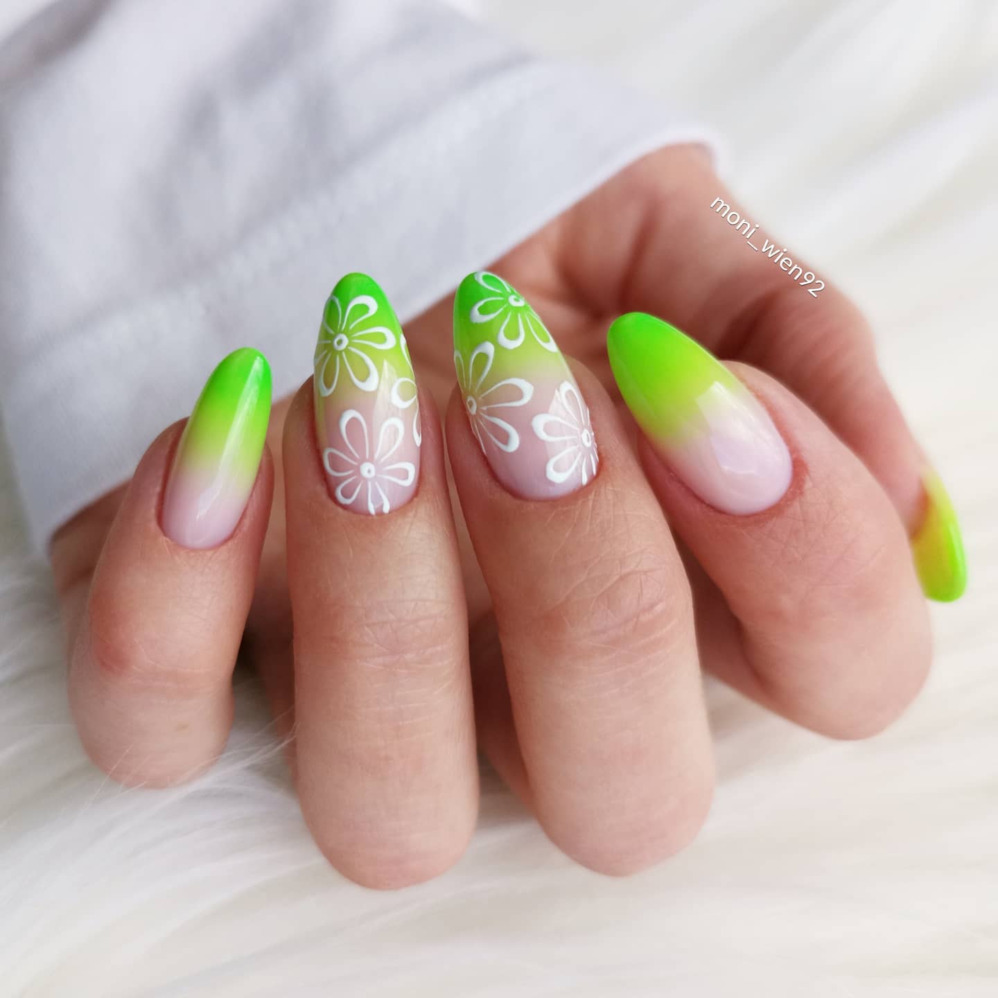 Простые весенние зеленые ногти