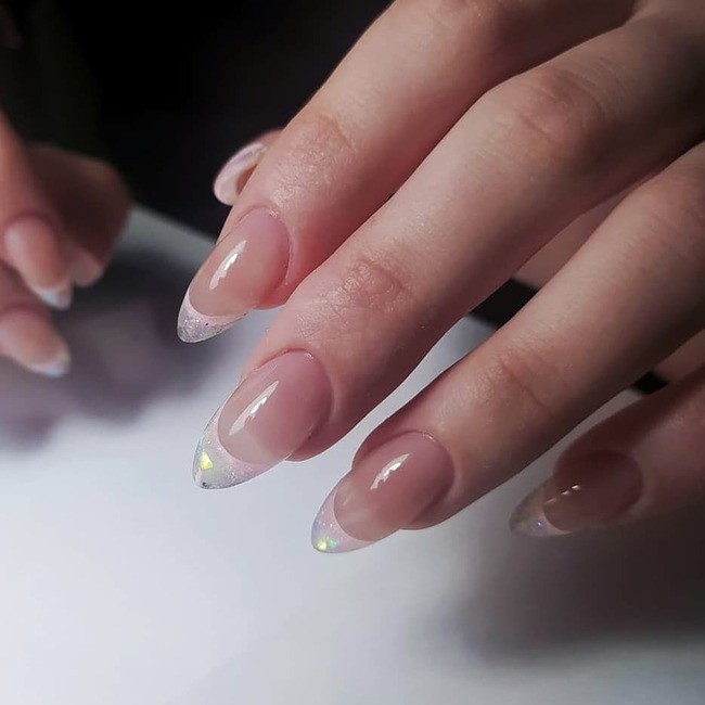 Nude Mandelnägel mit transparenter Spitze und Glitzer