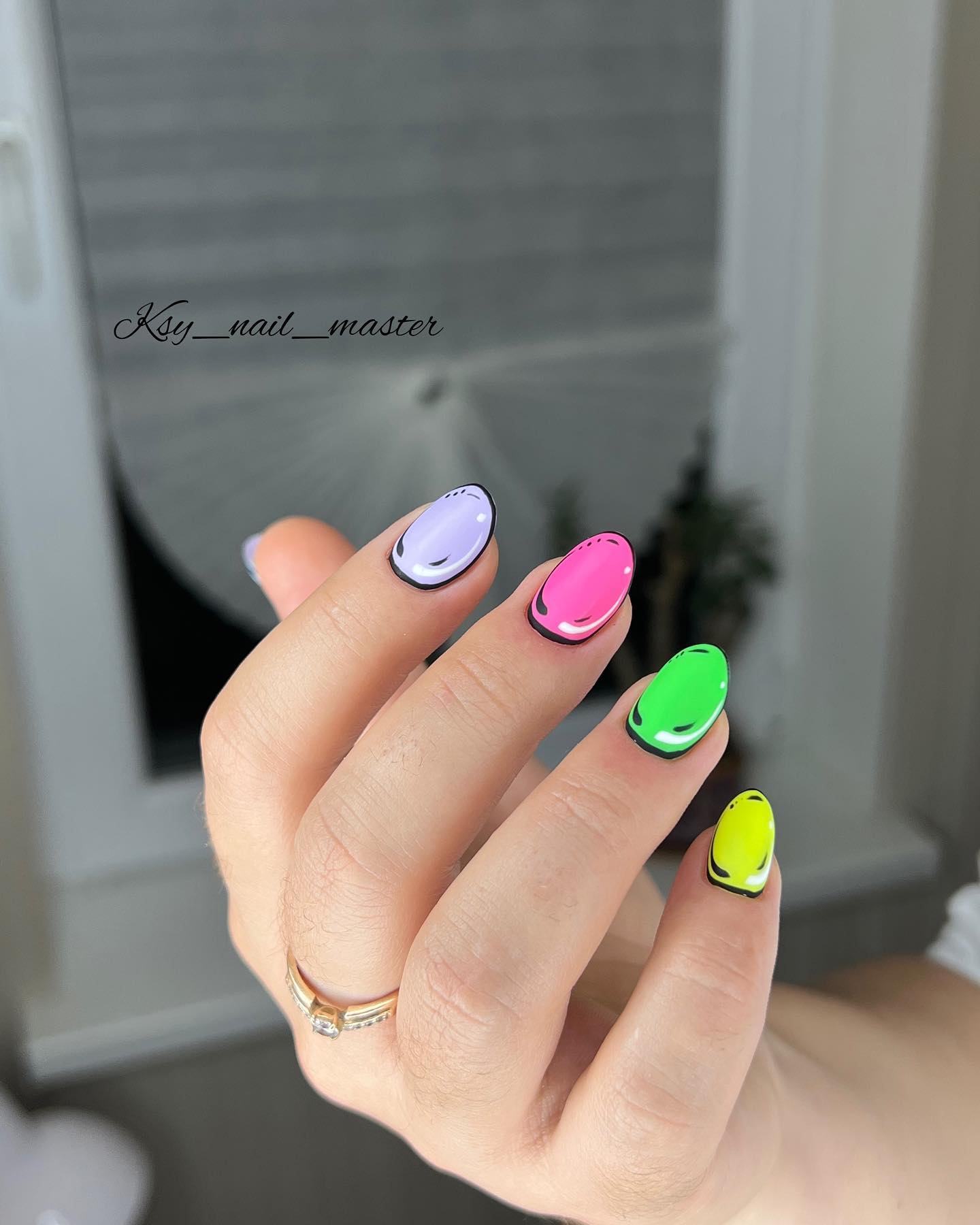 Kurze Nägel in verschiedenen Farben
