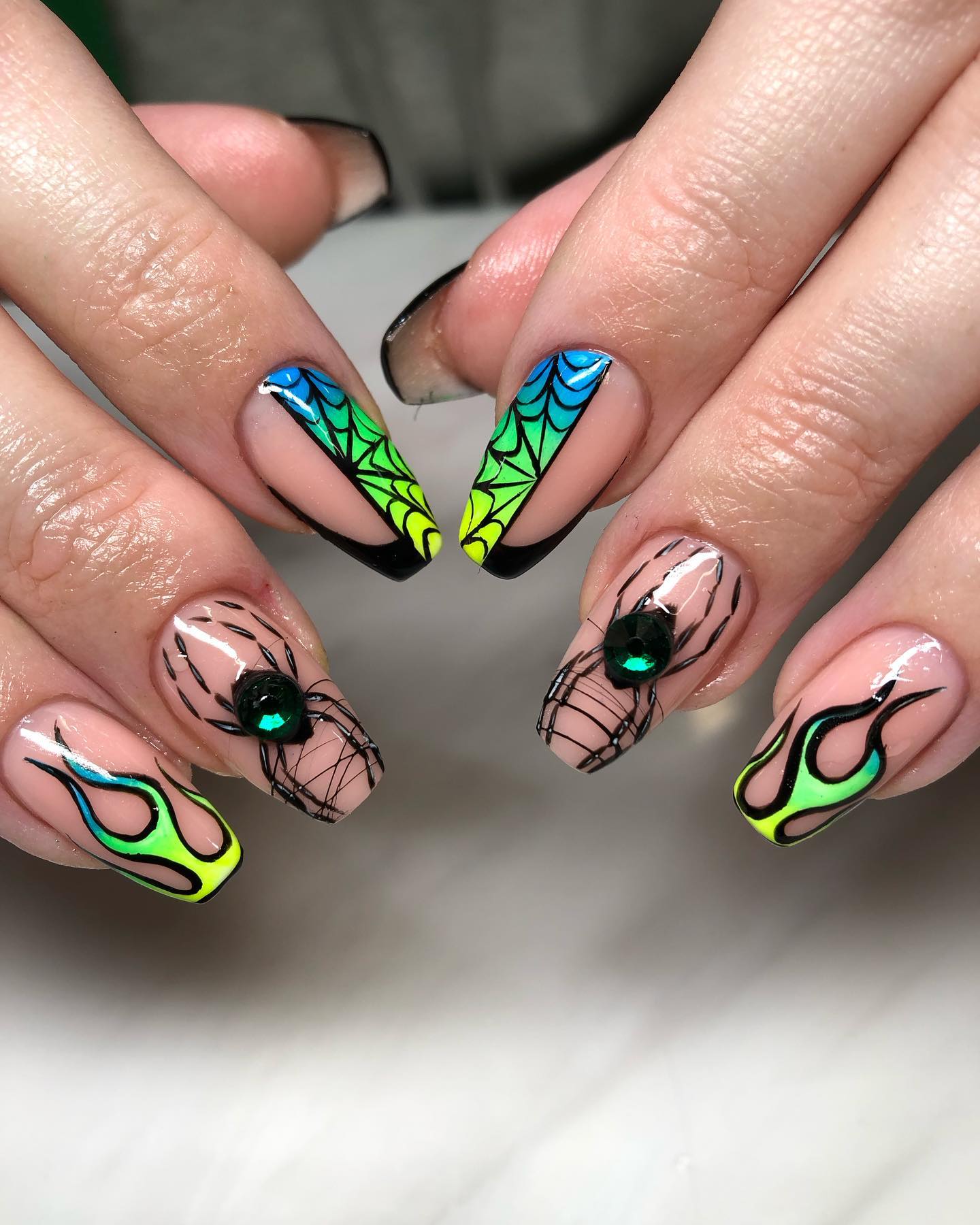 Neongrüne Nagelkunst