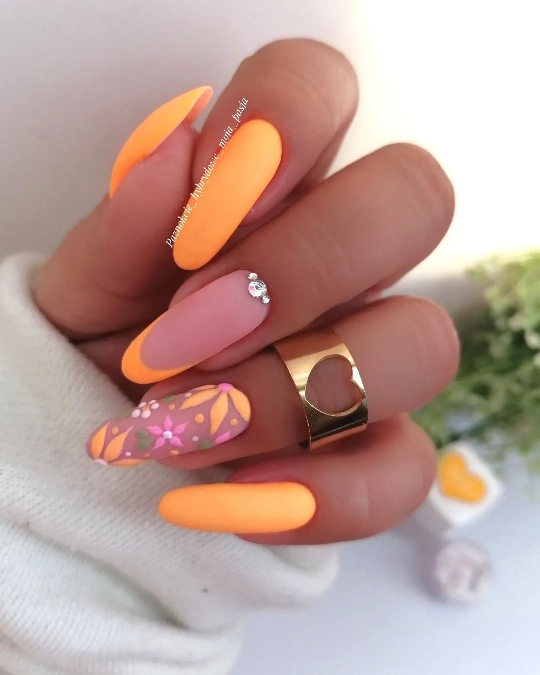 Orange Nägel mit Blumen