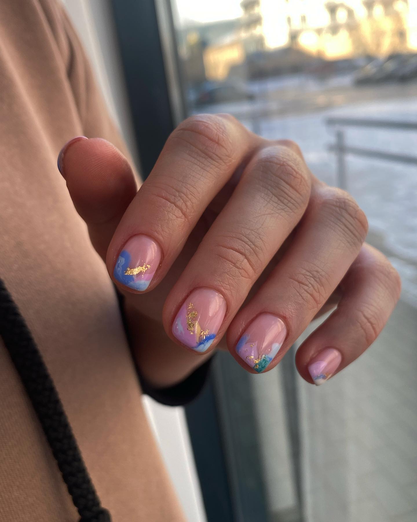 Цветное французское омбре на ногтях