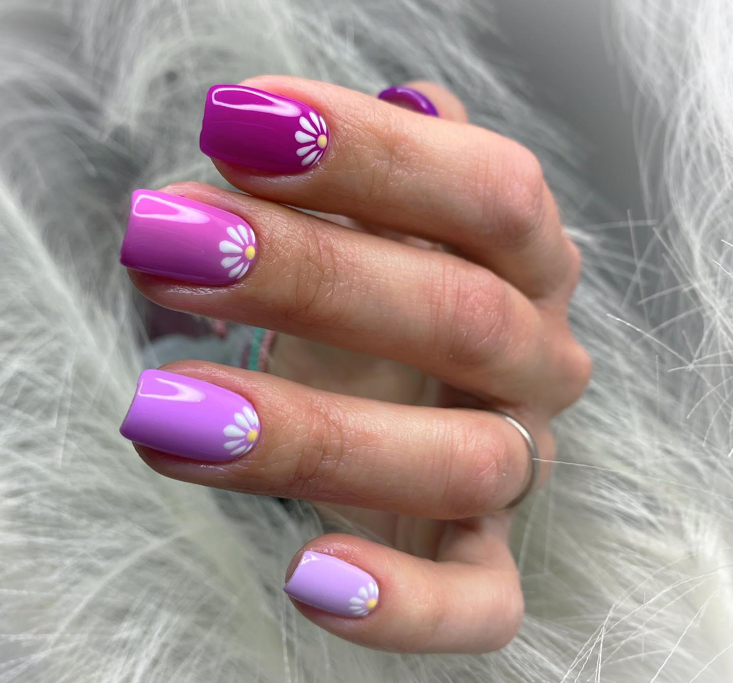Фиолетовые ногти с цветами