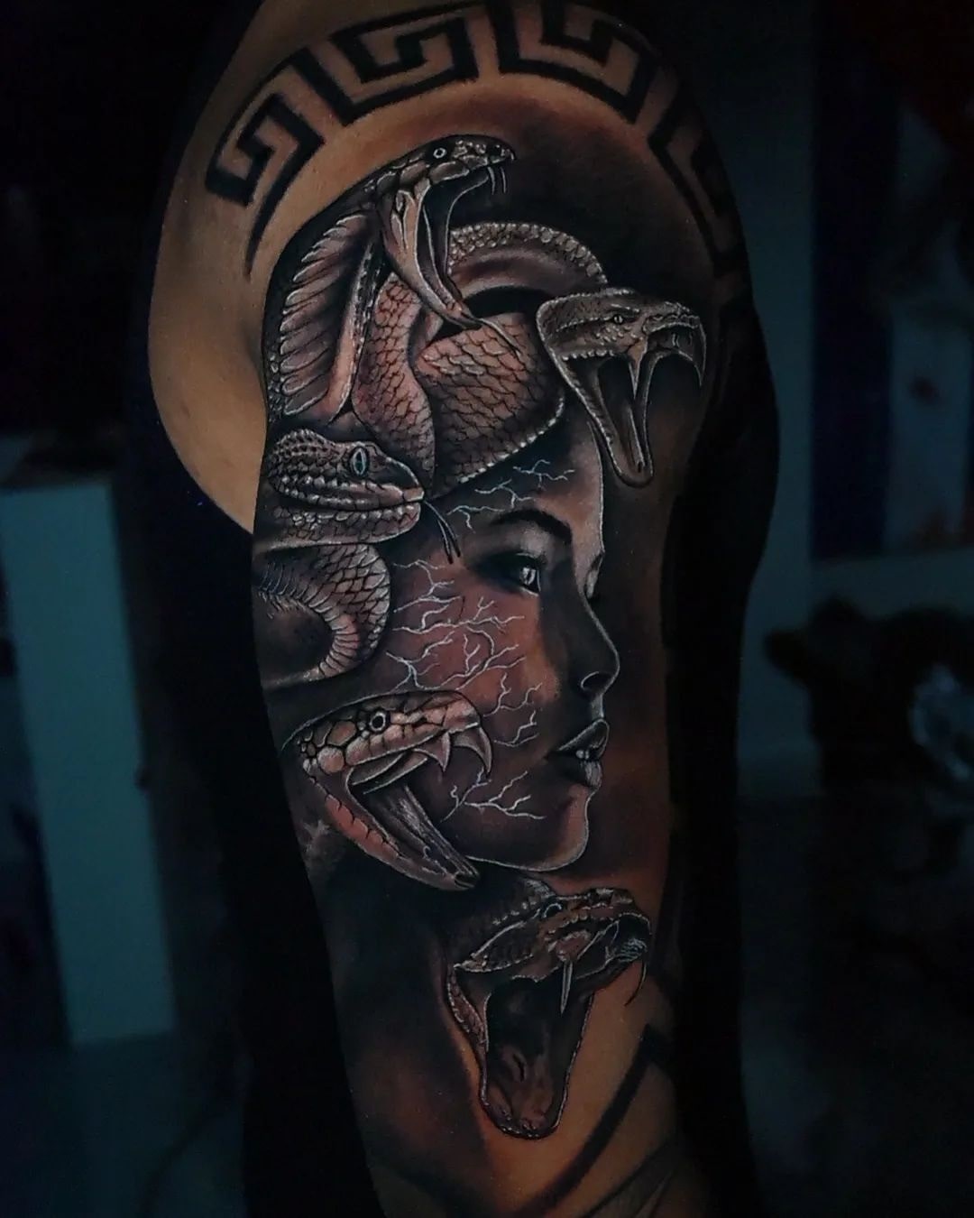 Schwarzes Medusa-Tattoo auf dem Arm