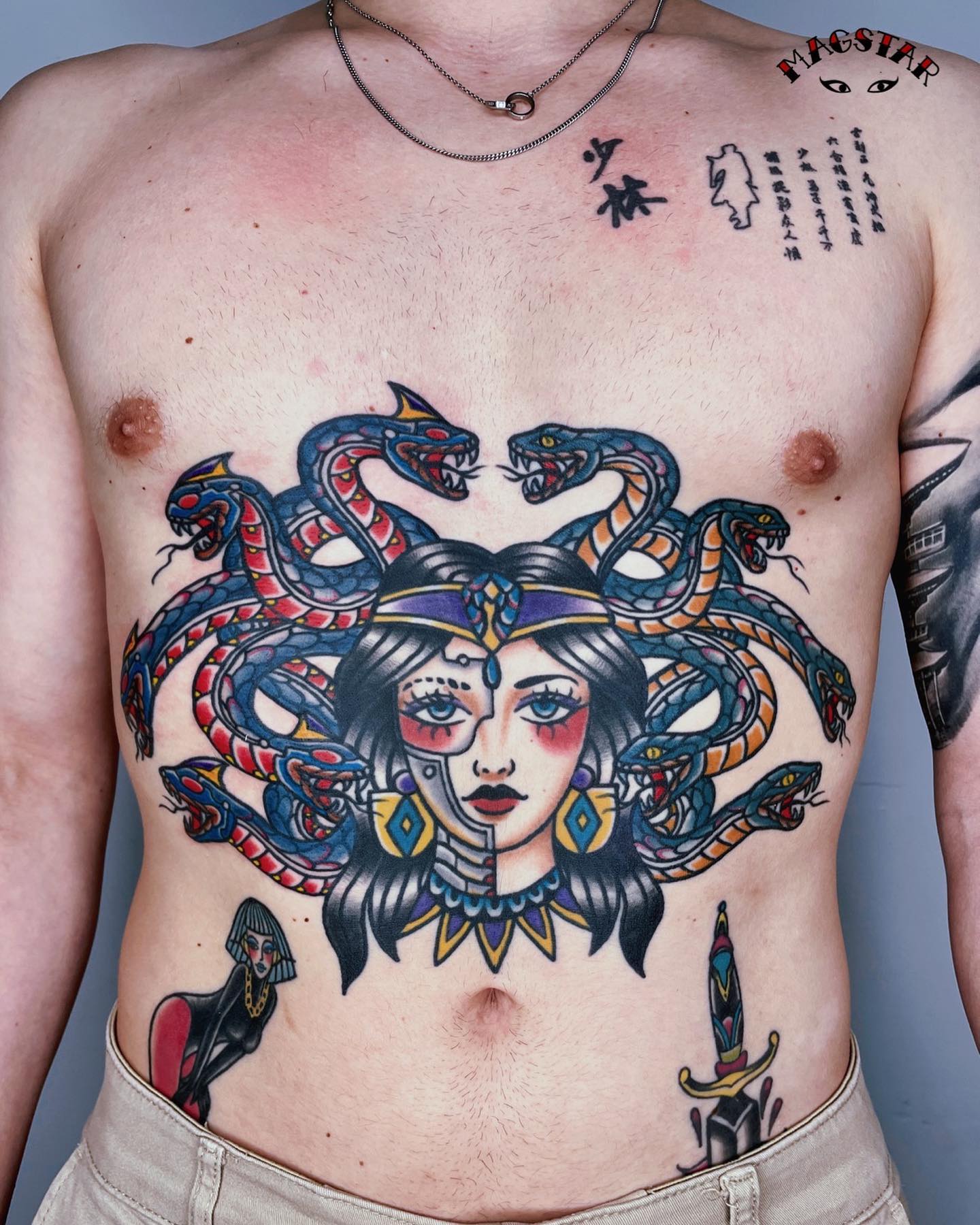 Traditionelles Medusa-Tattoo auf der Brust