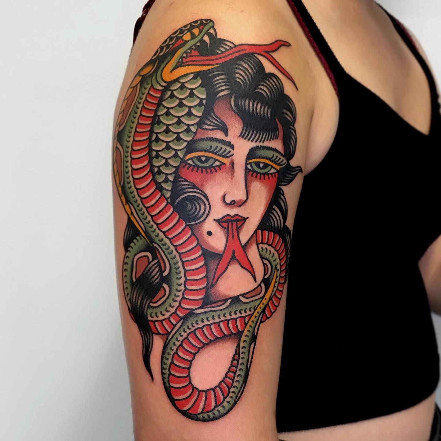 Medusa- und Schlangen-Tattoo auf der Schulter