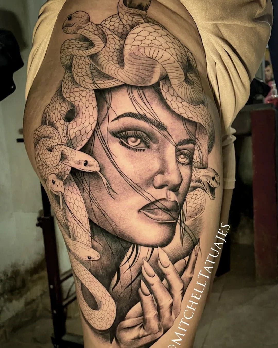 Realistisches Medusa-Tattoo am Oberschenkel