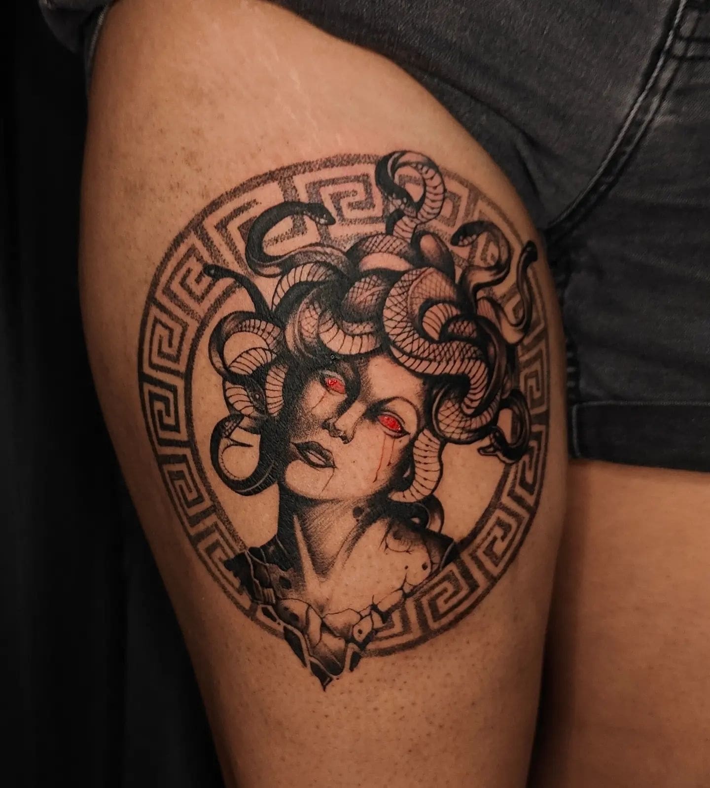 Versace Medusa Tattoo auf der Hüfte