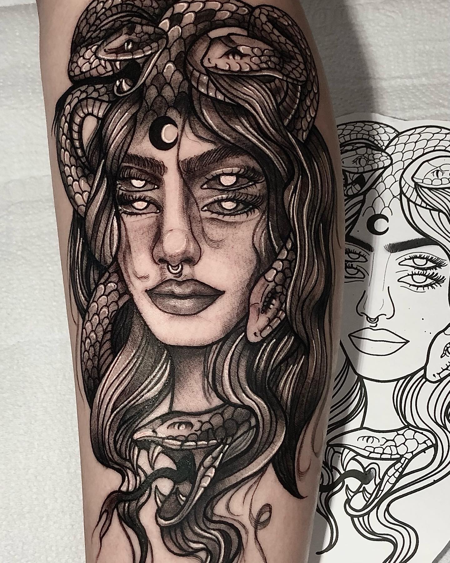 Schwarzes und graues Medusa-Tattoo