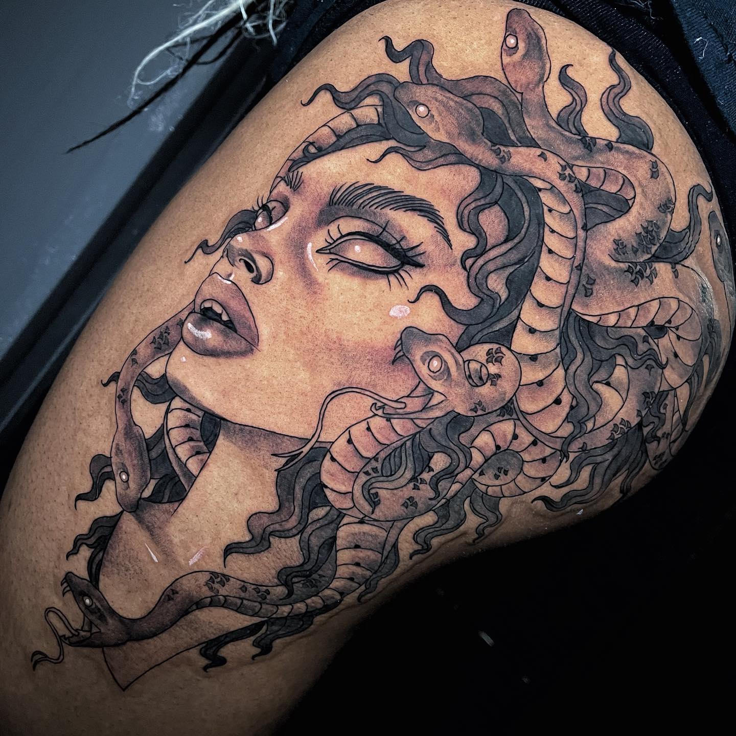 Wunderschönes Medusa-Oberschenkel-Tattoo