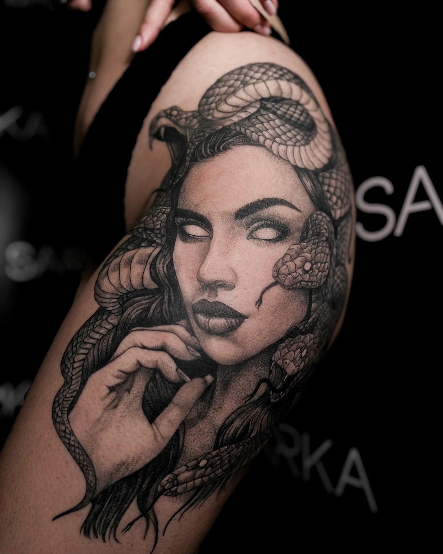 Feminines Medusa-Oberschenkel-Tattoo