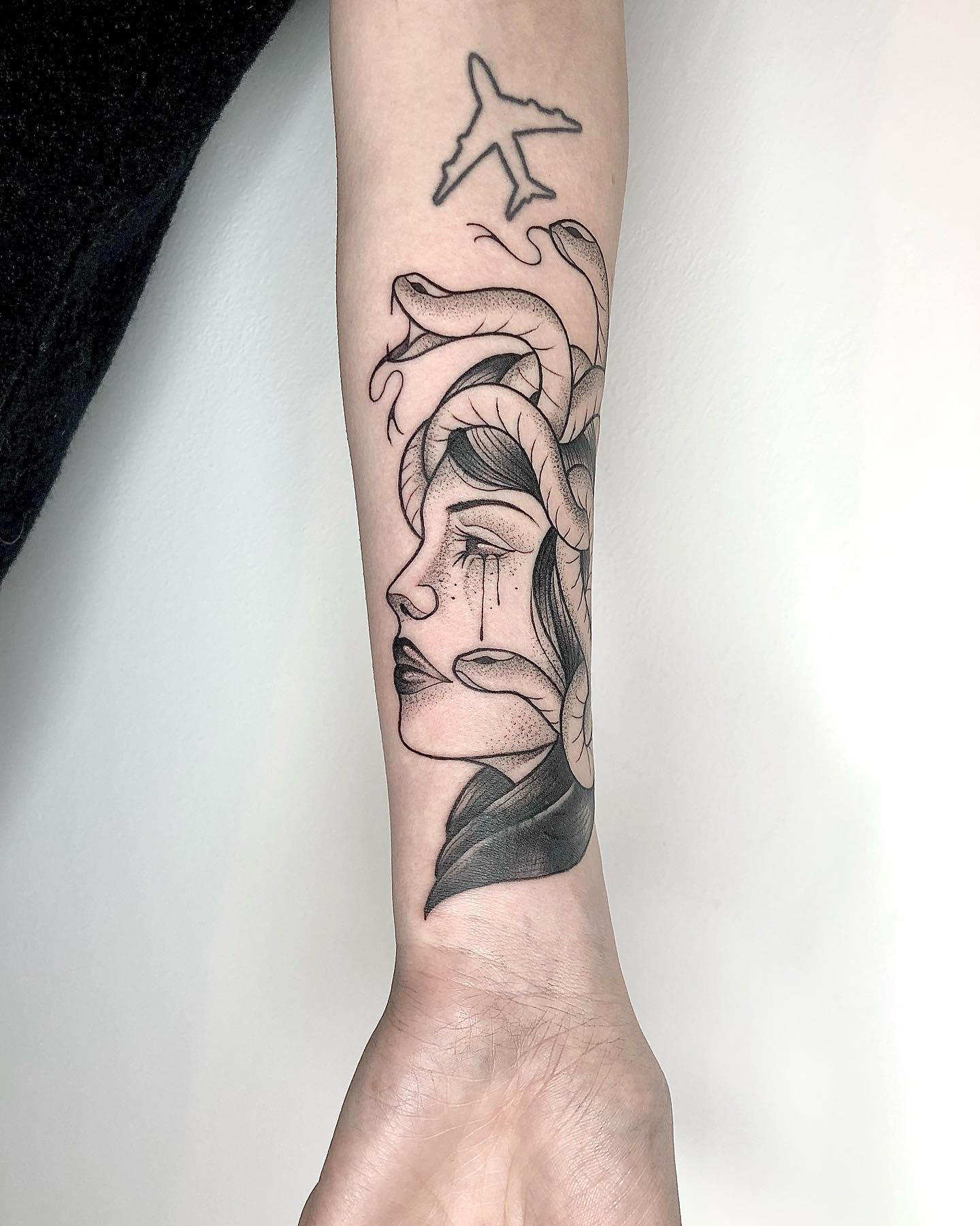 Einfaches Medusa-Tattoo am Unterarm