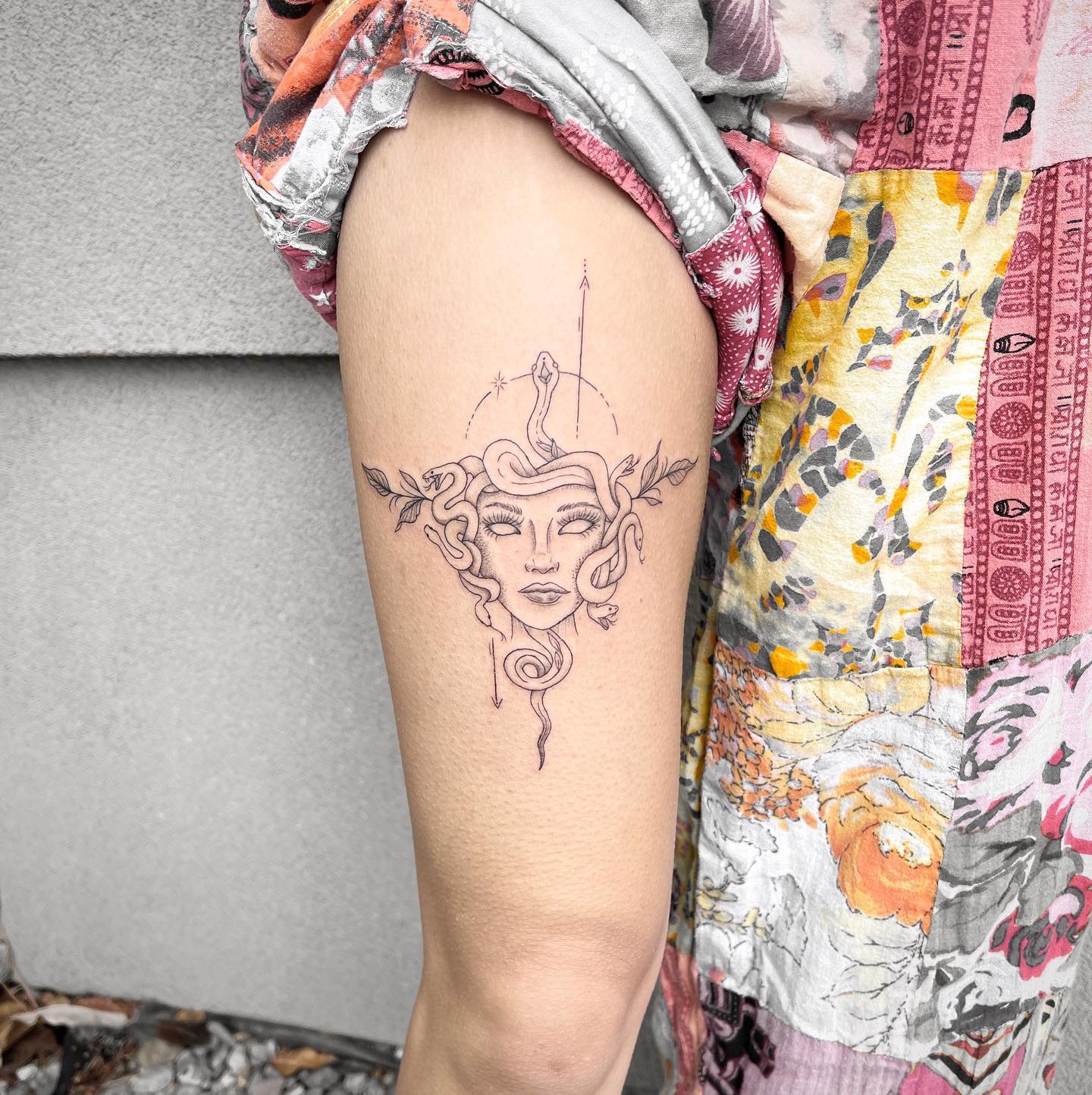 Простая женская татуировка Медузы