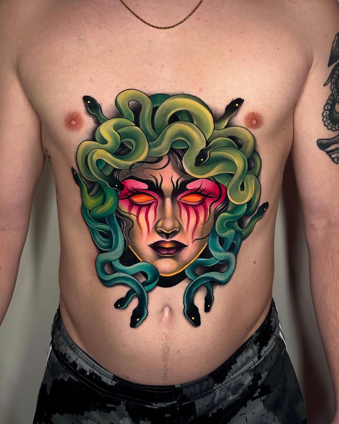 Крутая цветная татуировка медузы
