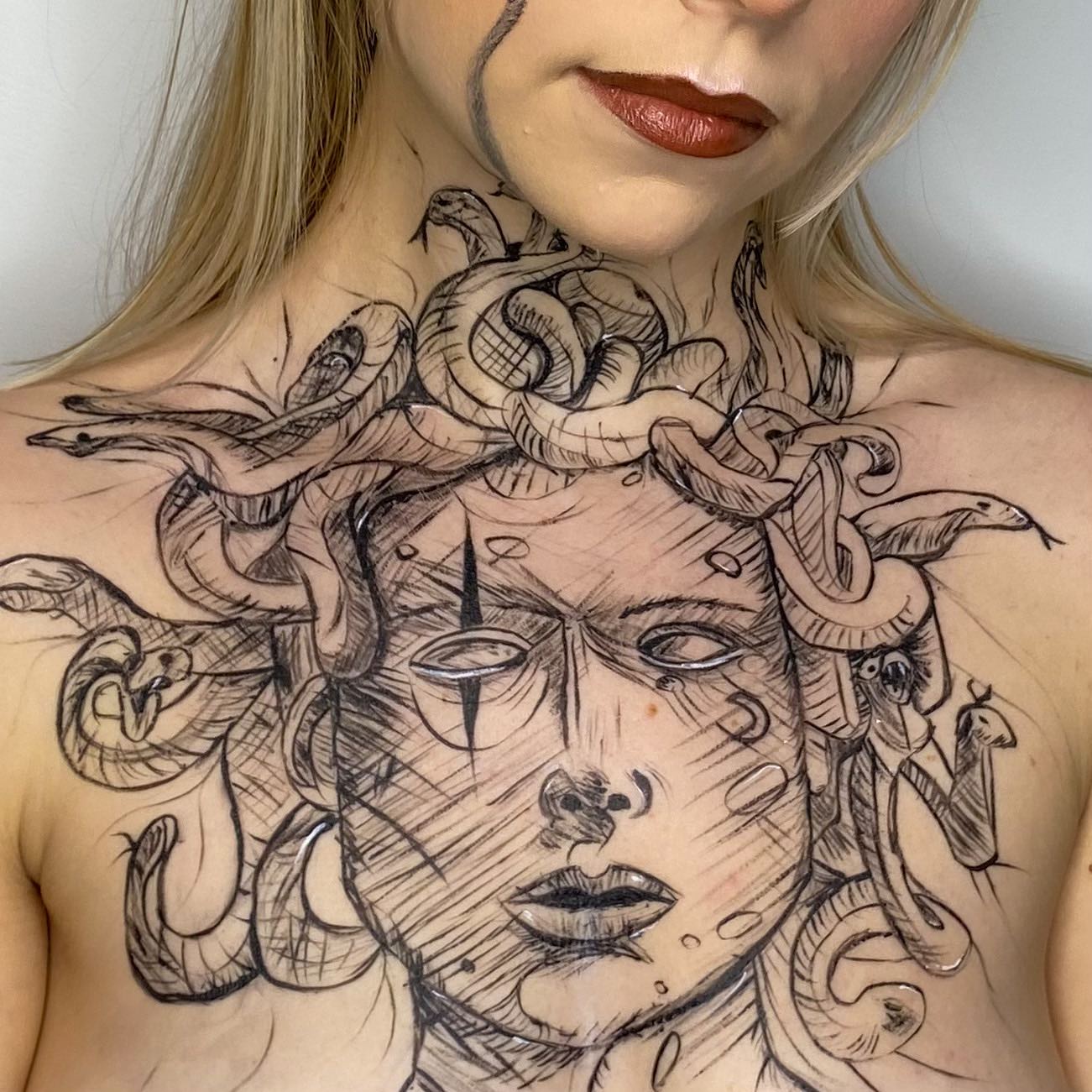 Feminin schönes Medusa Tattoo