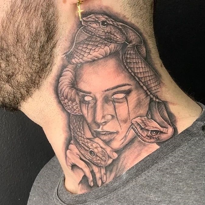 Medusa-Hals-Tattoo am Mann