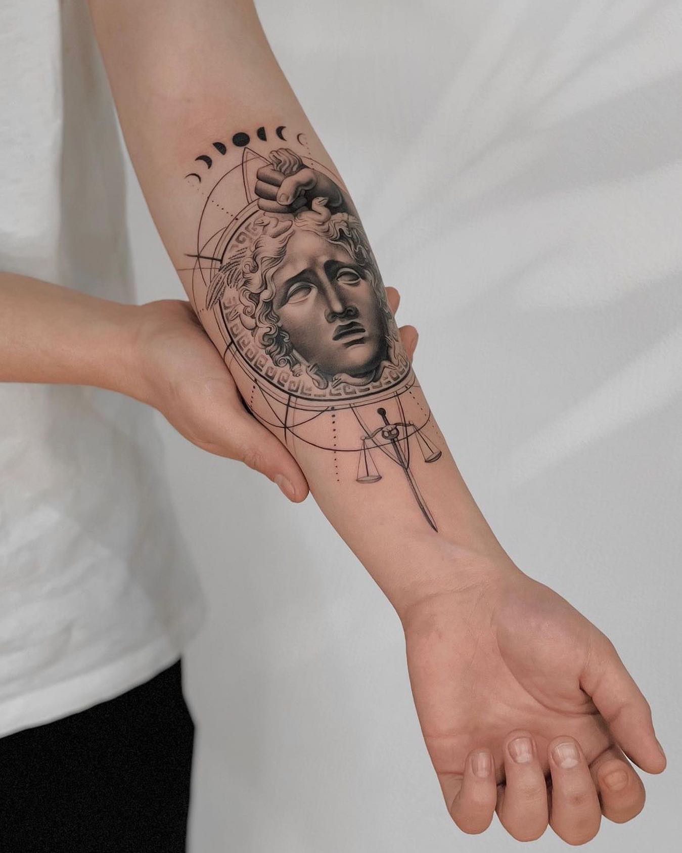 Простая татуировка Медузы Версаче