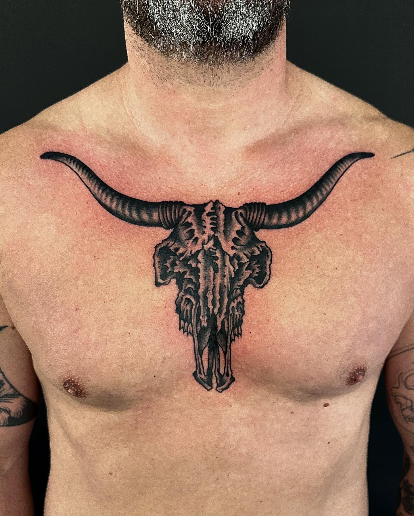 Tatuaż czaszki czarnego byka