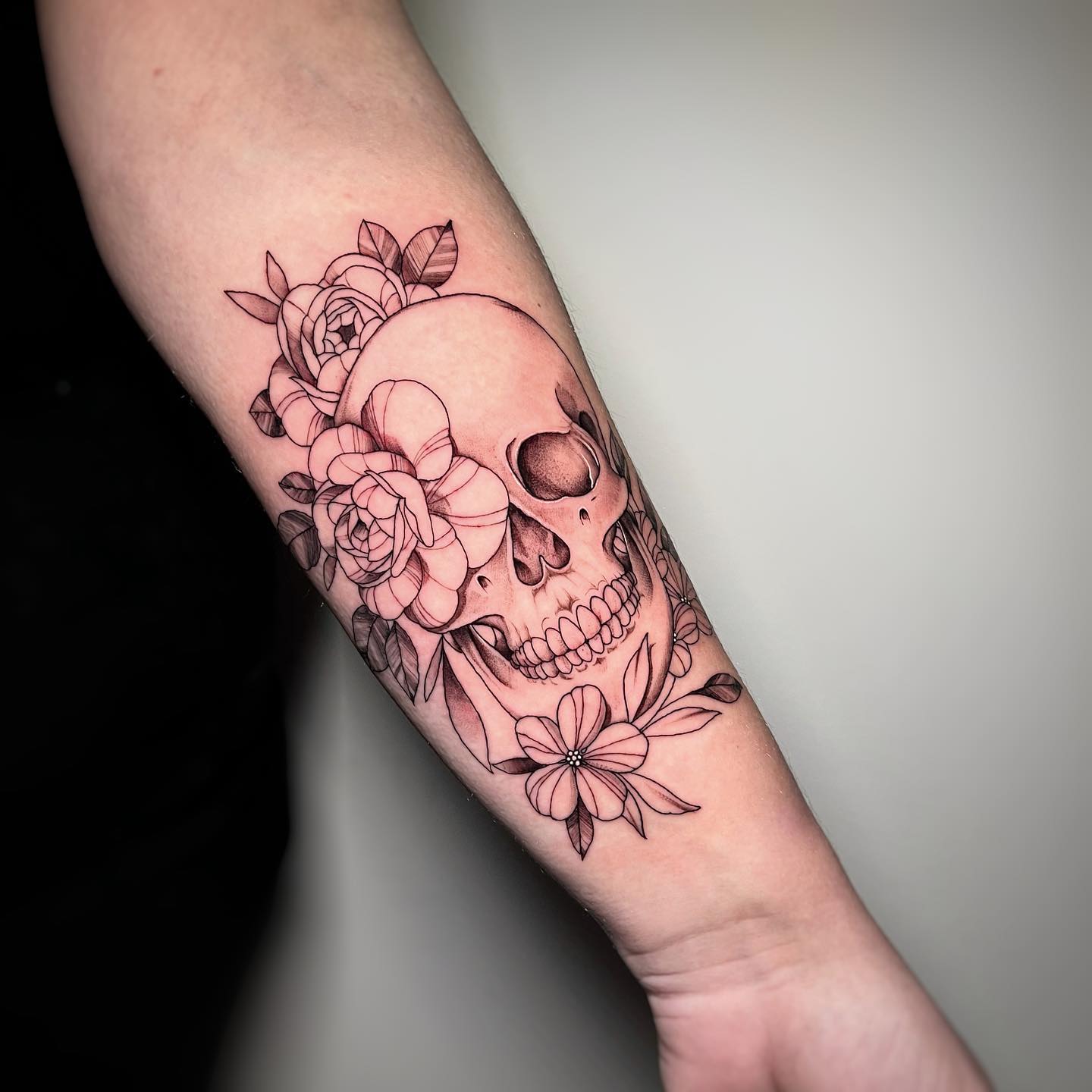 Kobiecy tatuaż czaszki i kwiatów