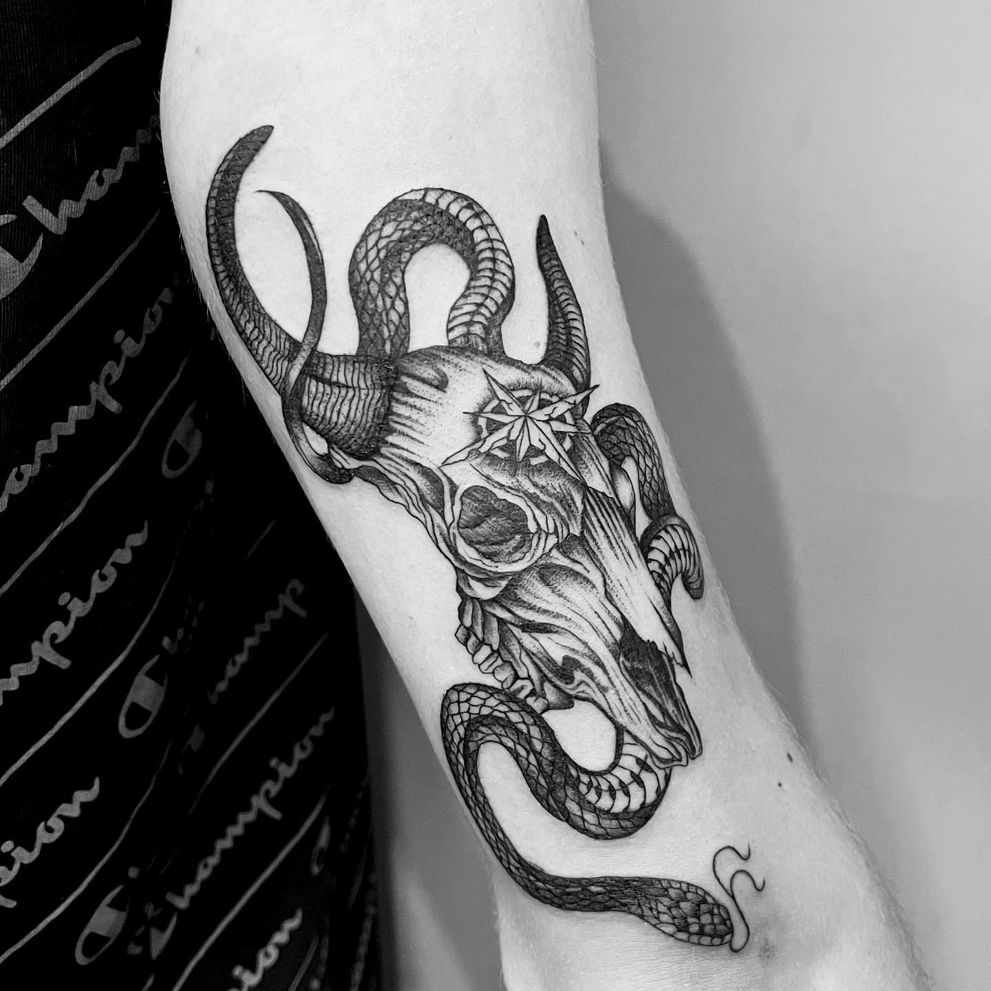 Tatuaż czaszki byka i węża