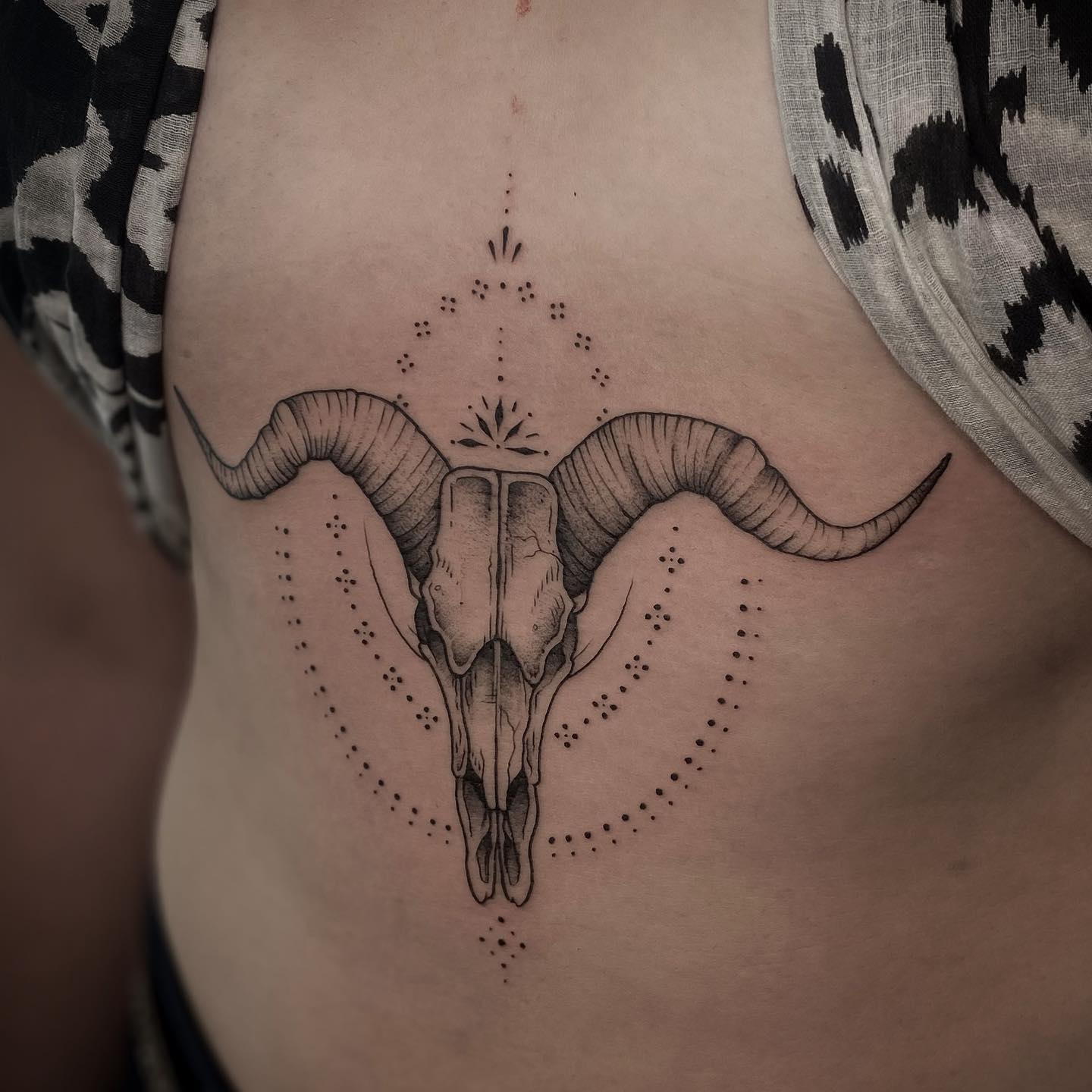 Zarys tatuażu czaszki krowy