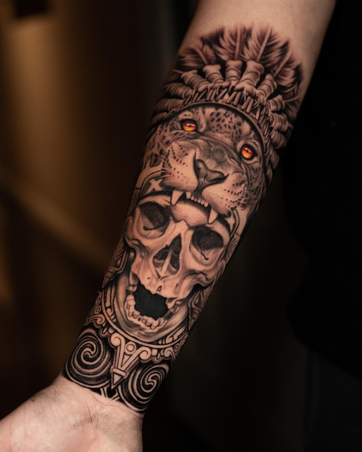 Tatuaż czaszki i lwa