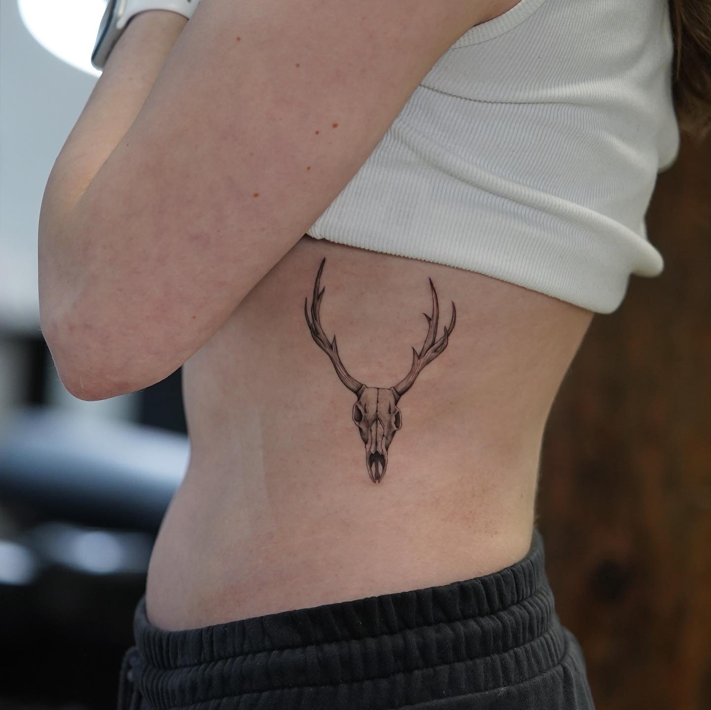 Prosty tatuaż czaszki jelenia