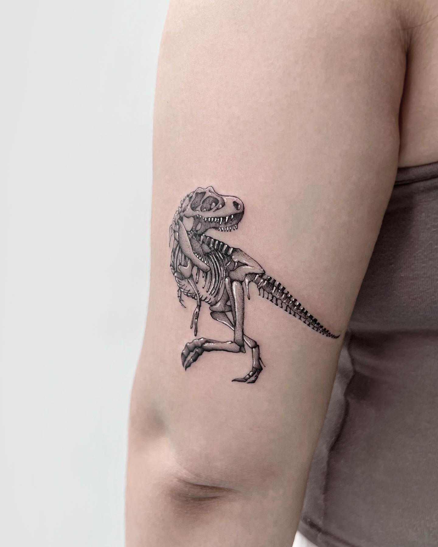 Mały tatuaż czaszki dinozaura