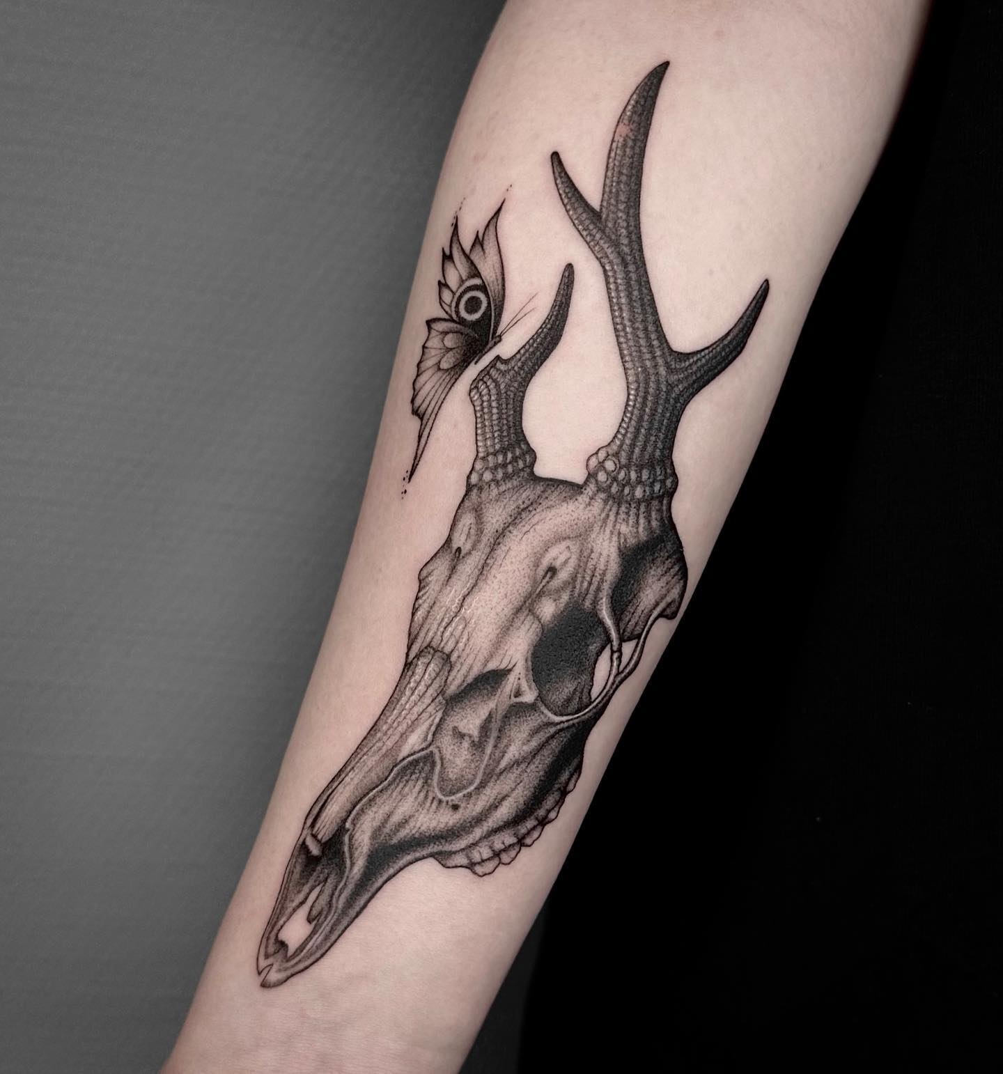 Realistyczny tatuaż czaszki jelenia