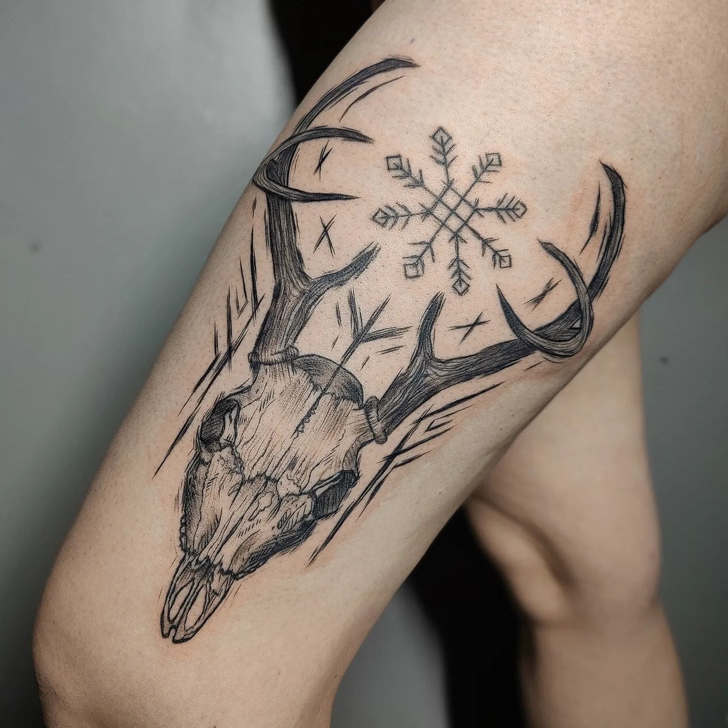 Plemienny tatuaż czaszki jelenia