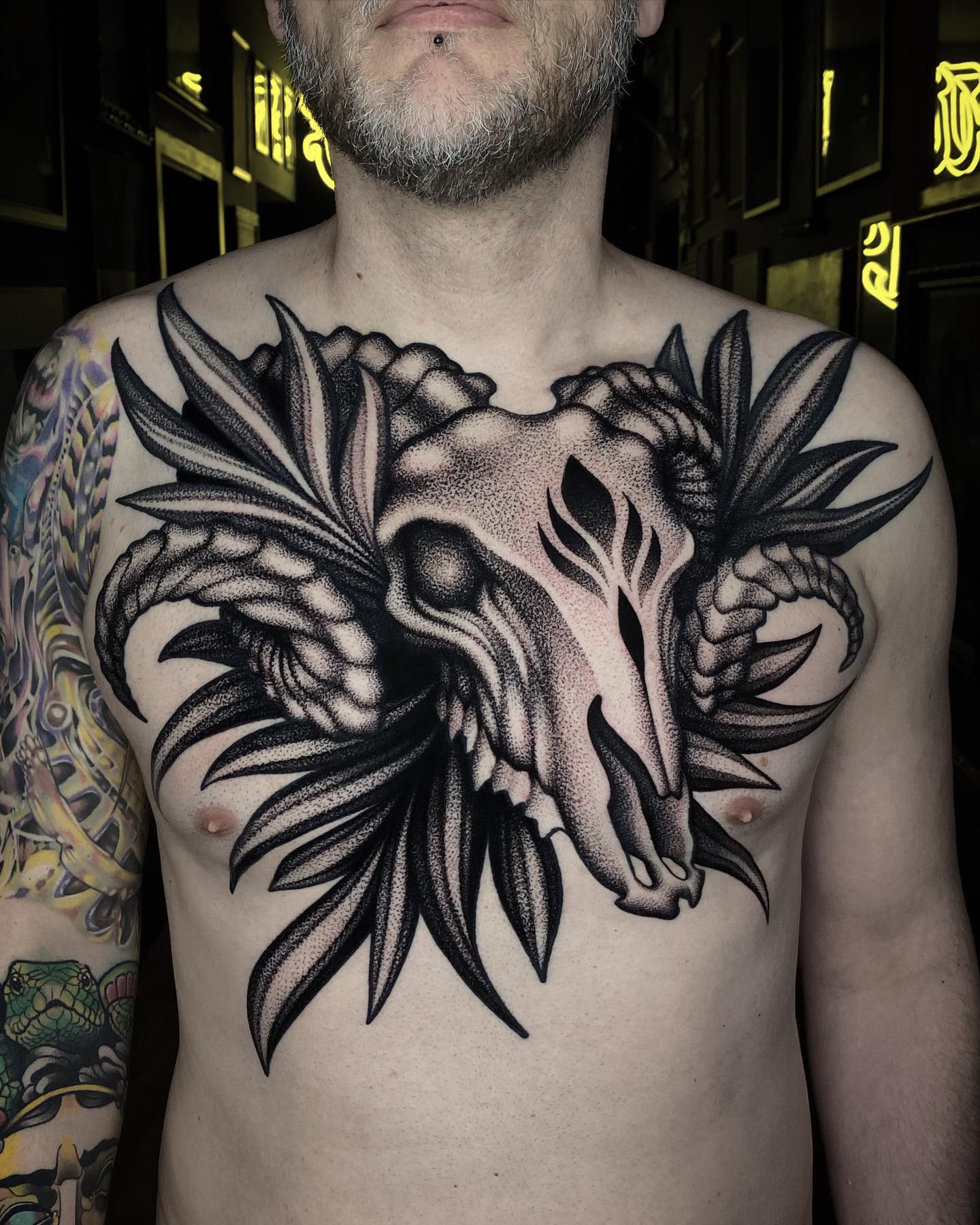 Tatuaż klatki piersiowej czaszki barana