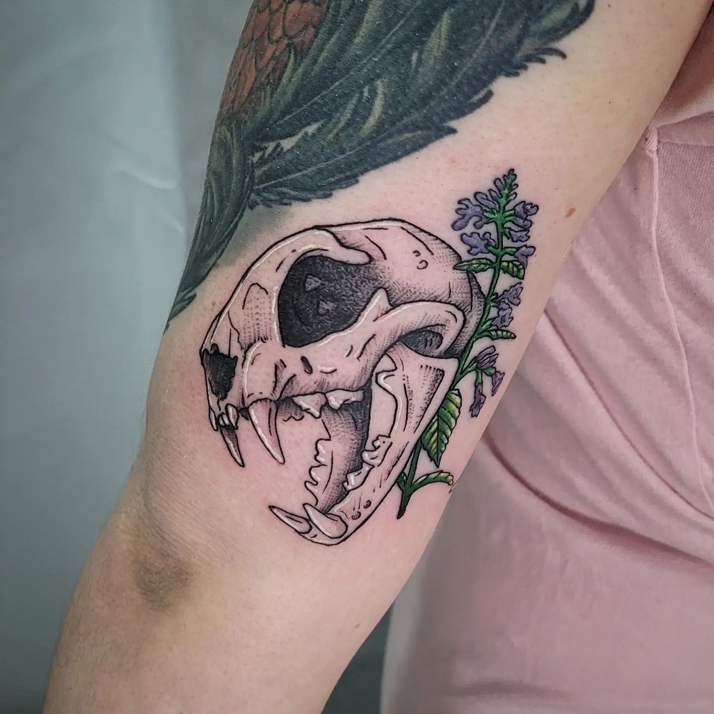 Kocia czaszka z kwiatami tatuaż