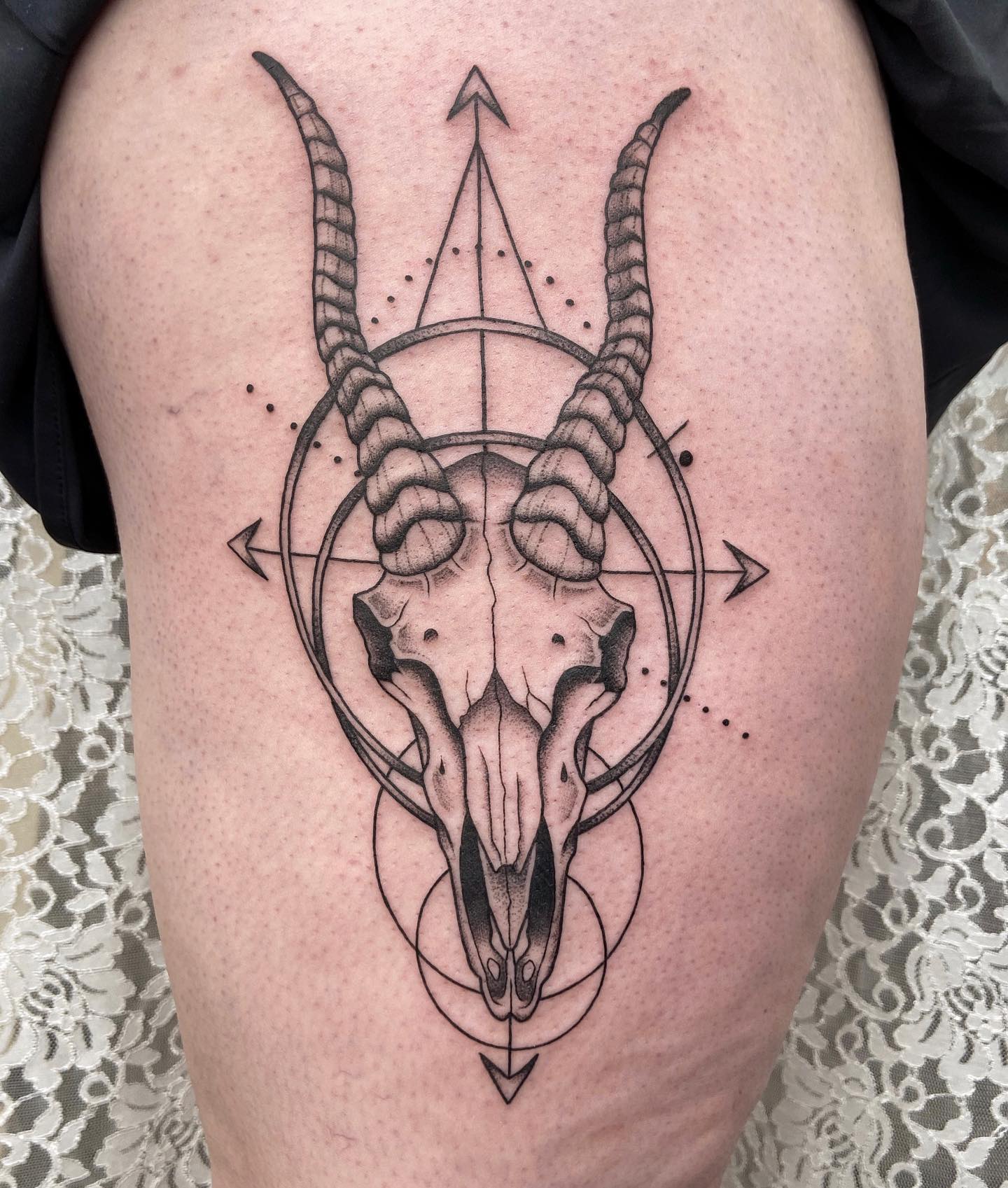 Geometryczny tatuaż czaszki kozy