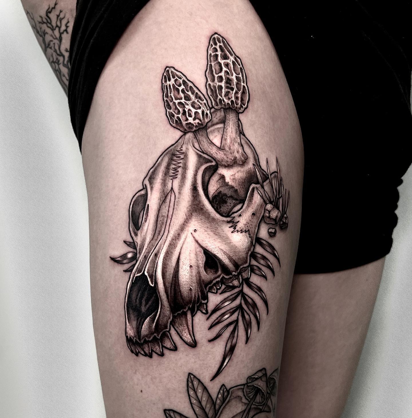 Wilczy tatuaż z czaszką i grzybami