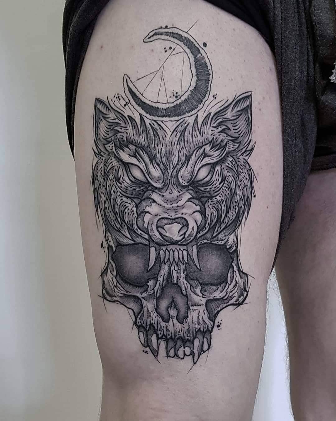 Tatuaż pół wilka pół czaszki
