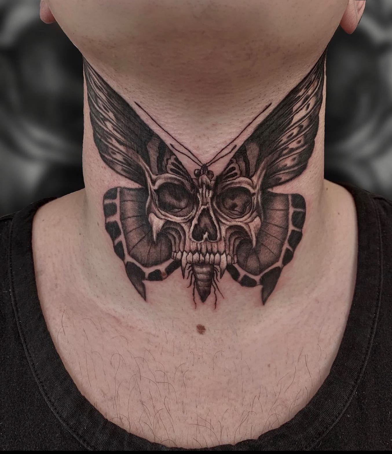 Tatuaż szyi motyla czaszki