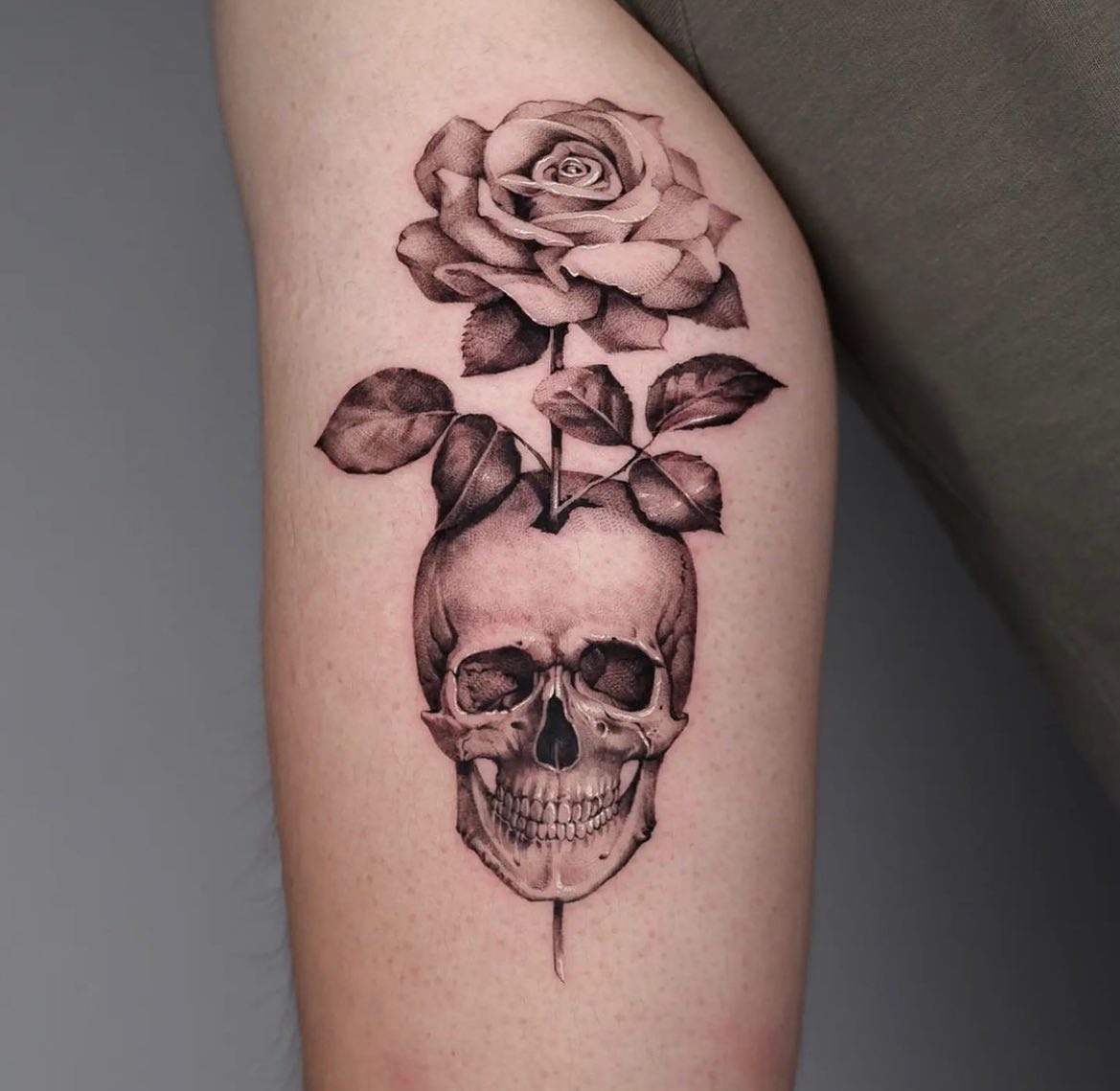 Tatuaż czaszki i róży