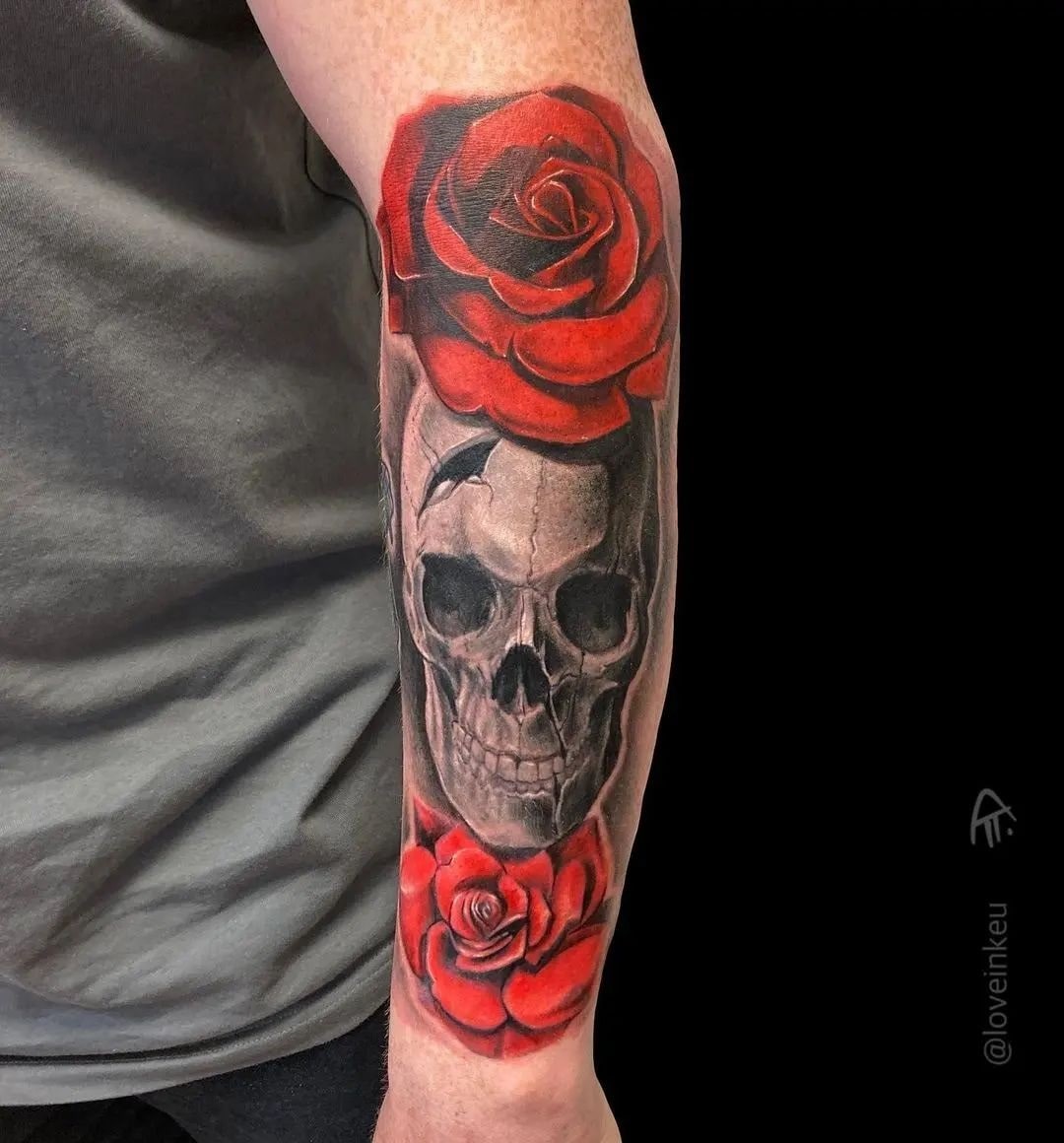 Tatuaż czaszki i róży na przedramieniu