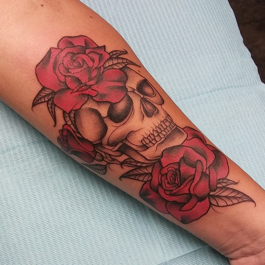 Czerwone róże i tatuaż czaszki