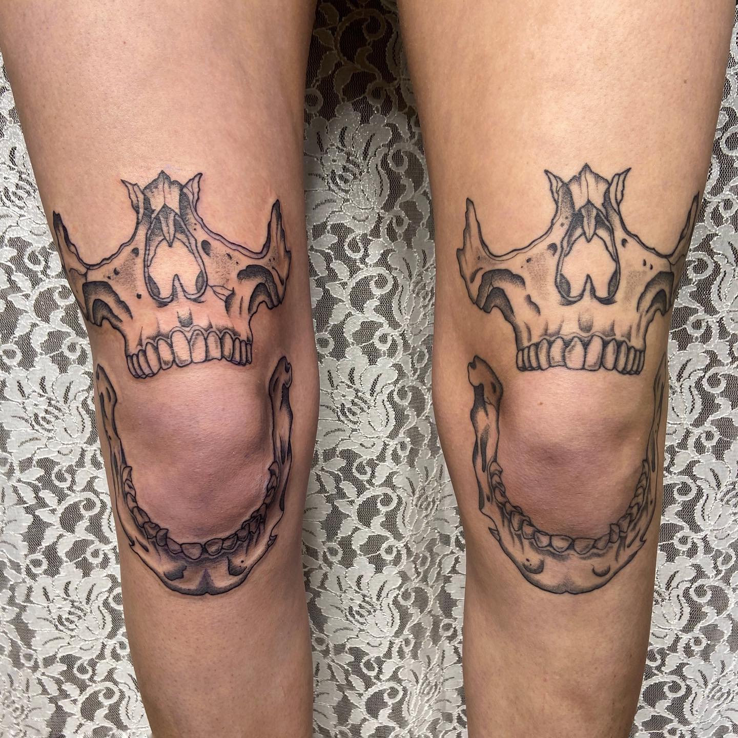 Podwójne tatuaże czaszki na kolanach