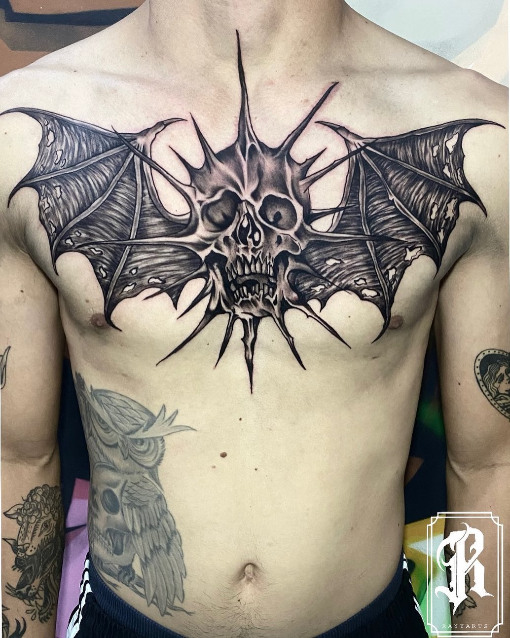 Tatuaż czaszki Batmana na klatce piersiowej