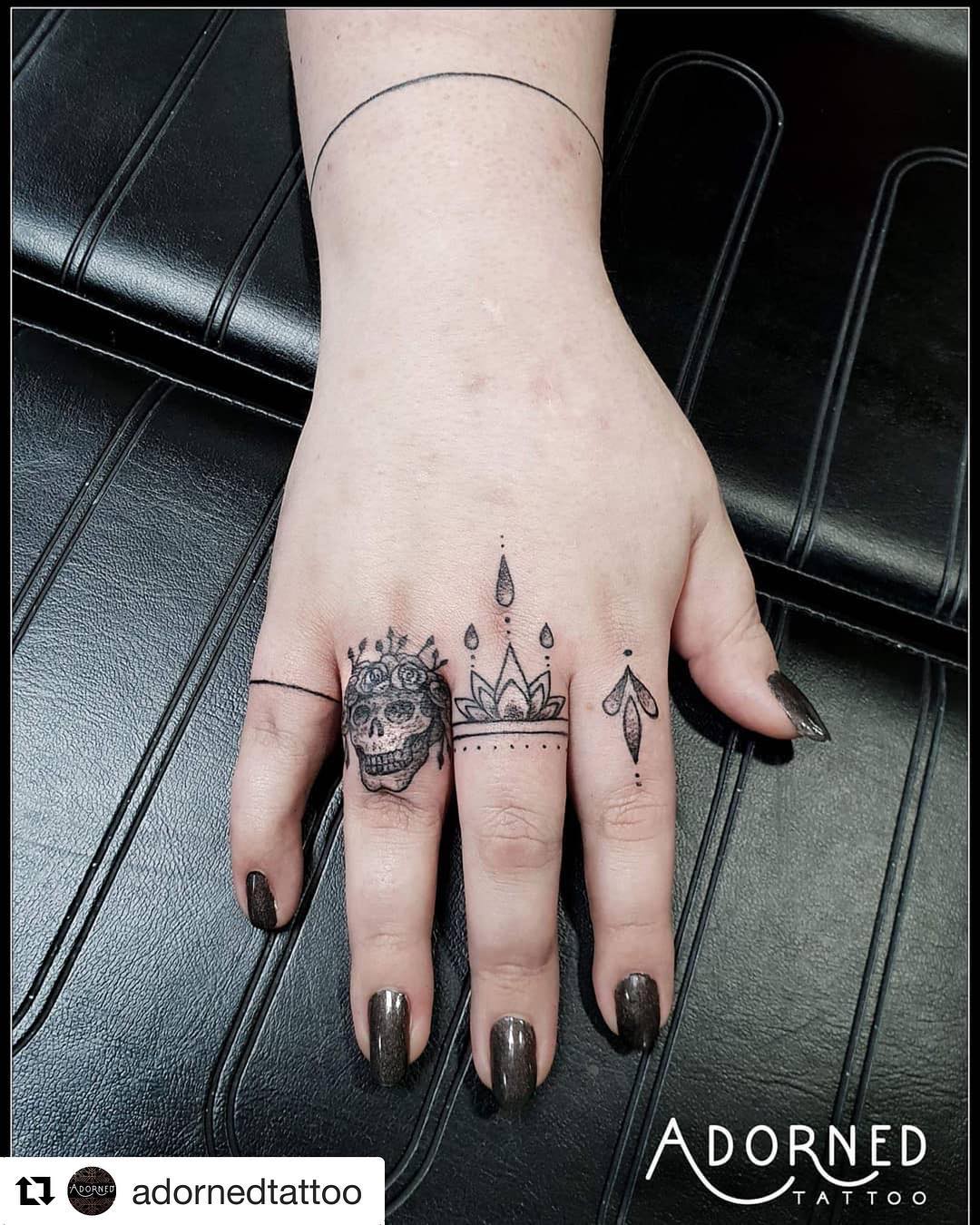 Tatuaż na palec z cukrową czaszką