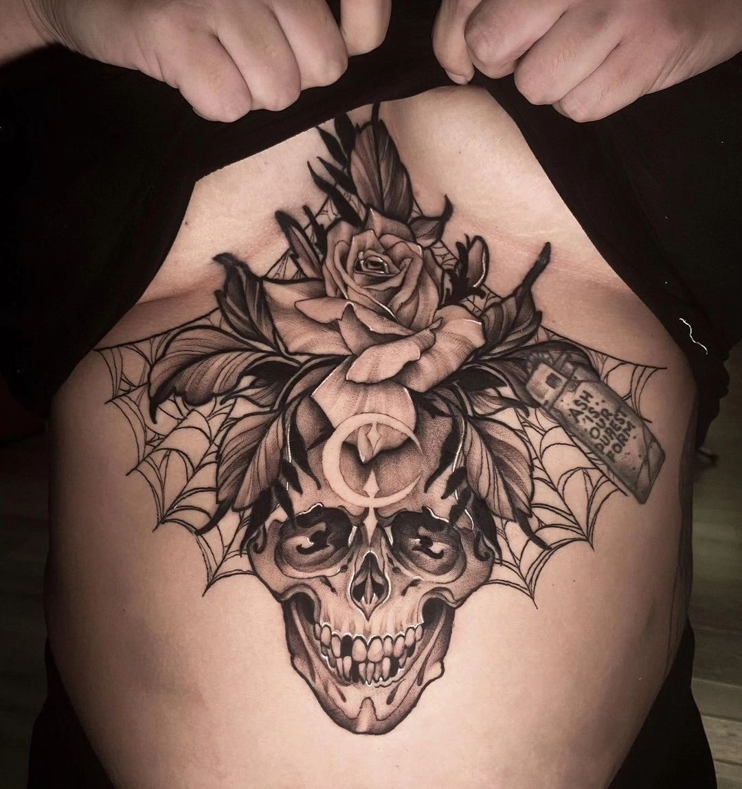 Tatuaż czaszki i róży na mostku