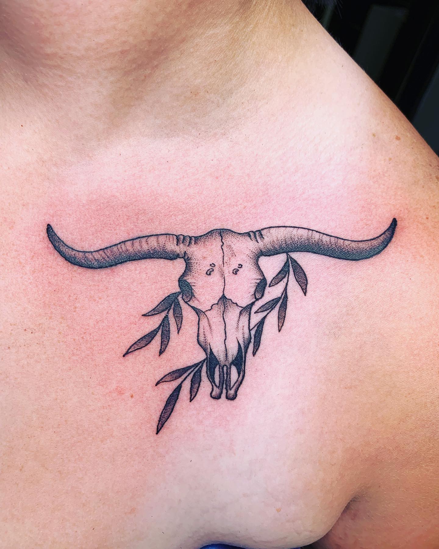 Realistyczny tatuaż czaszki Longhorn